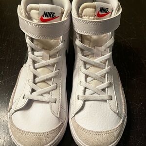 Nike White high-top Blazers Sneakers Classic Design